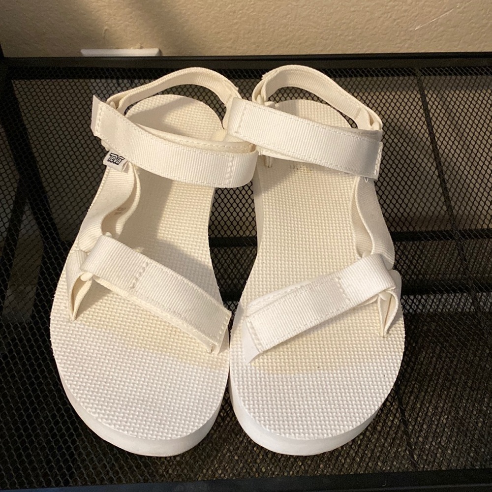 Teva Midform Universal sandal like new! Size 8. White.